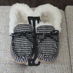 ST. JOHN'S BAY WOMEN'S BLACK AND WHITE CHECKERED FAUX FUR SLIPPERS SMALL 5-6
